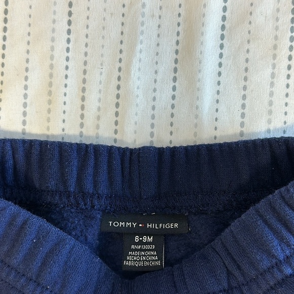 Tommy Hilfiger - 2 piece set. Size 6-9  months - Picture 6 of 7